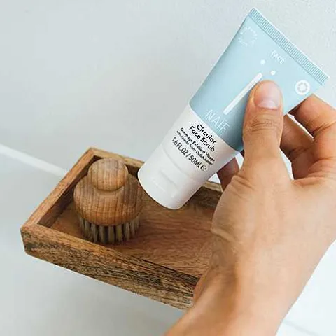Naif Circulaire Gezichtsscrub 50Ml